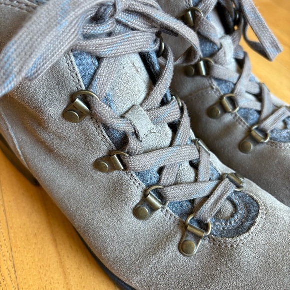 Clarks Collection Boots Khaki Taupe Gray Suede Cushioned Hiking Womens Size 10 - Picture 2 of 11